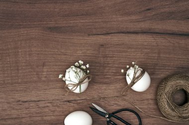 Tahta masalardaki doğal yumurtaların tam üstünde.