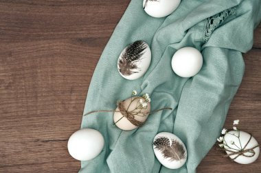 Doğal tüylü paskalya yumurtalarının tam üstünde. 