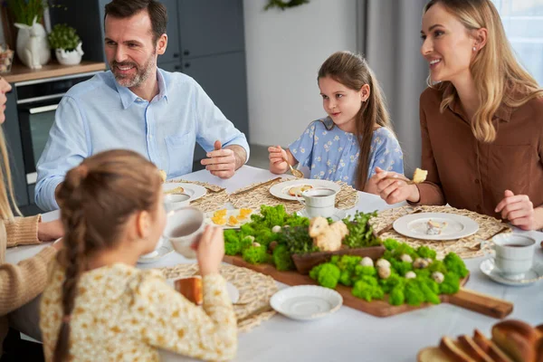 Λευκή Πενταμελής Οικογένεια Που Τρώει Πασχαλινό Φαγητό Στο Σπίτι — Φωτογραφία Αρχείου