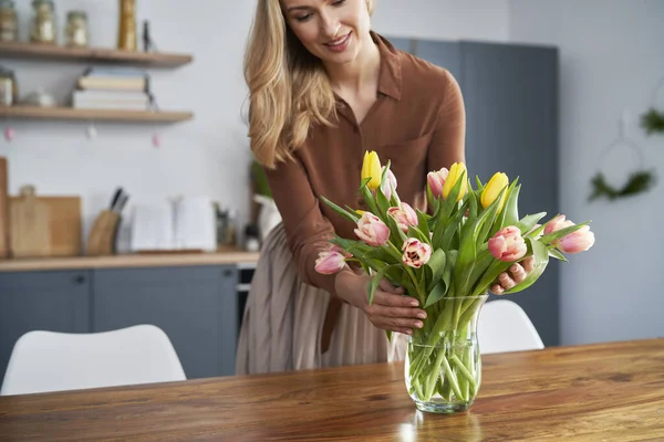 Femme Caucasienne Mettre Des Tulipes Fraîches Dans Vase — Photo