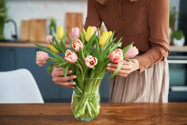 Caucasian Woman Putting Fresh Tulips Vase — Stock Photo, Image