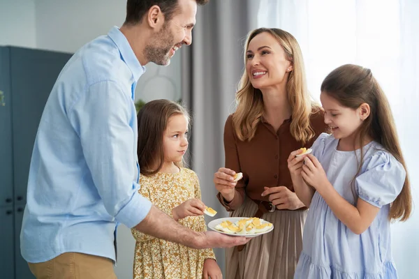 Família Caucasiana Alegre Quatro Compartilhando Com Ovo Durante Jantar Páscoa — Fotografia de Stock