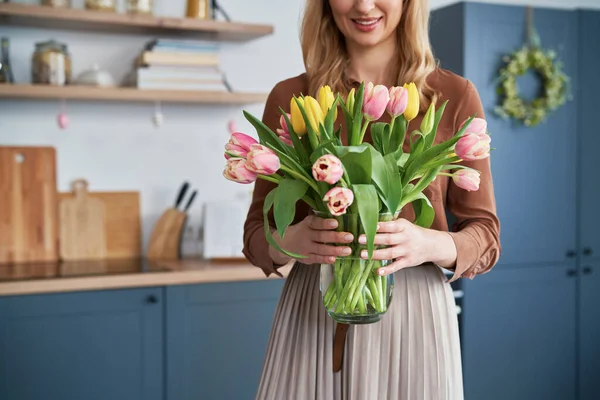 Biała Kobieta Trzyma Bukiet Świeżych Tulipanów — Zdjęcie stockowe