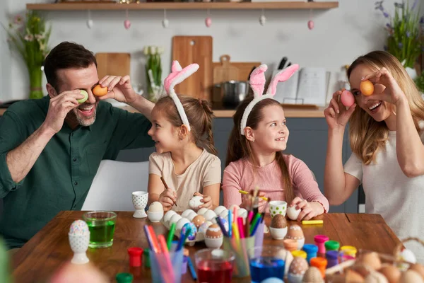 Speelse Blanke Familie Die Ogen Bedekt Met Paaseieren Lacht — Stockfoto