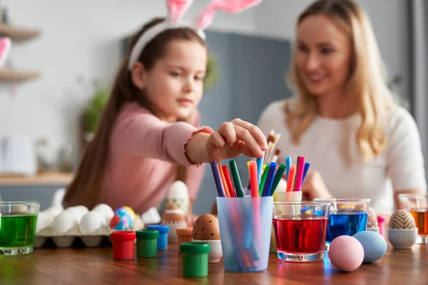 Caucásico Madre Hija Decorar Huevos Pascua Casa —  Fotos de Stock