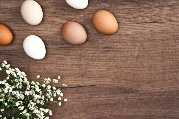 Direkt Über Dem Schuss Natürlicher Eier Auf Dem Holztisch — Stockfoto