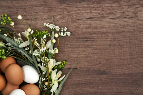 Direkt Über Dem Schuss Natürlicher Eier Auf Dem Holztisch — Stockfoto