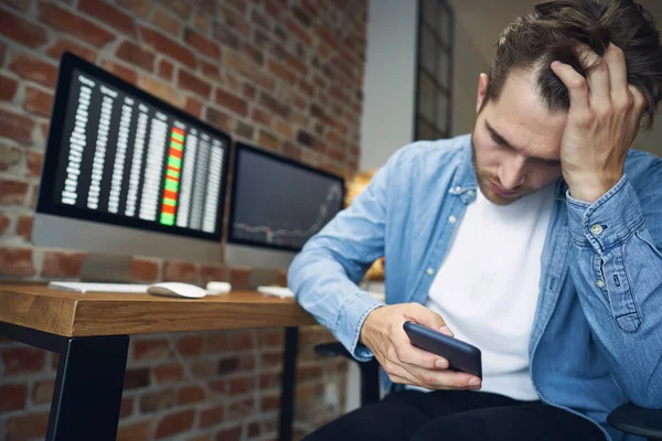 Jonge Kaukasische Zakenman Gebroken Met Financiële Resultaten Gecontroleerd Telefoon — Stockfoto