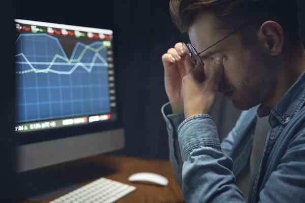 Joven Hombre Adulto Está Cansado Trabajar Con Las Finanzas — Foto de Stock