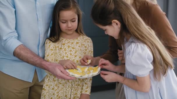 Wesoła Biała Rodzina Czwórką Dzieci Dzieląca Się Jajkiem Podczas Wielkanocnego — Wideo stockowe