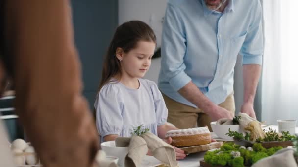 Mała Dziewczynka Pomaga Rodzicom Przygotowaniu Wielkanocnego Stołu Kolację Nakręcony Aparatem — Wideo stockowe