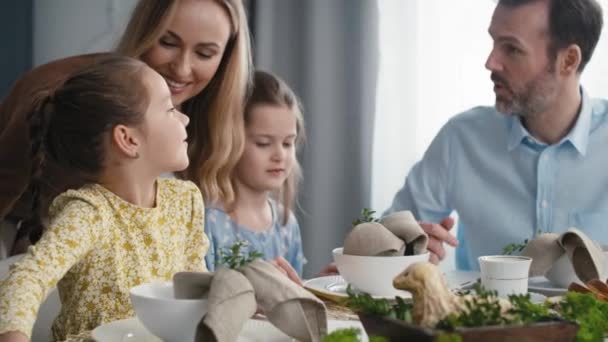 Biała Osobowa Rodzina Spędza Czas Przy Stole Wielkanoc Nakręcony Aparatem — Wideo stockowe