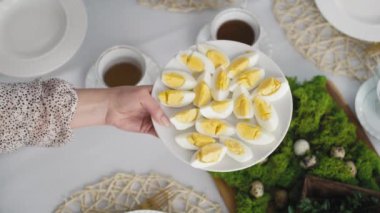 Paskalya yemeği sırasında yumurtalarla tanınmayan aile paylaşımının en üst görüntüsü. 8K 'da kırmızı helyum kamerayla çekildi..
