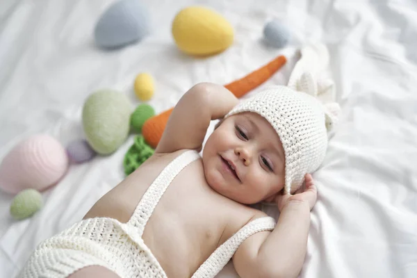 Primer Plano Niña Caucásica Traje Conejo Acostada Cama Casa —  Fotos de Stock