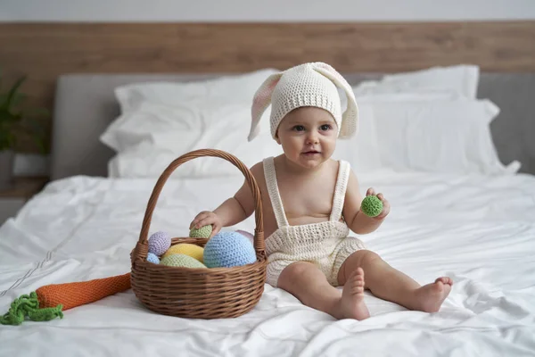 Kleine Baby Konijn Kostuum Zittend Bed Thuis — Stockfoto