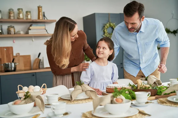 Λευκή Οικογένεια Πριν Από Ένα Πασχαλινό Δείπνο Στο Σπίτι — Φωτογραφία Αρχείου