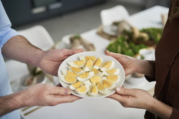 Αγνώριστοι Άνθρωποι Μοιράζονται Αυγό Κατά Διάρκεια Του Δείπνου Πάσχα — Φωτογραφία Αρχείου