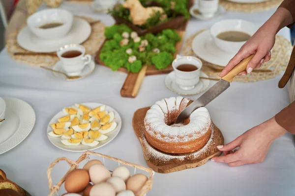 Unrecognizable Woman Cutting Easter Cake Table — Stock Photo, Image