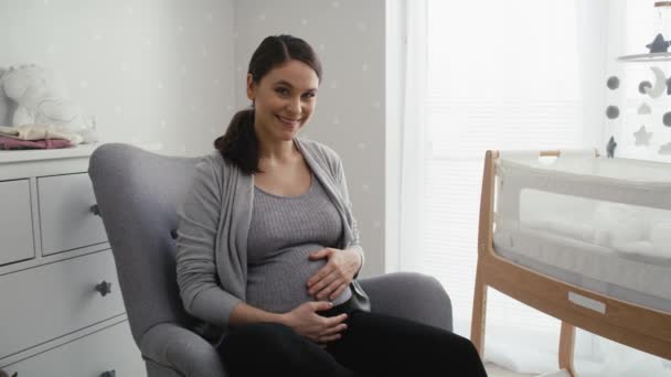 Portret Kobiety Zaawansowanej Ciąży Siedzącej Fotelu Głaskającej Brzuchu Nakręcony Aparatem — Wideo stockowe