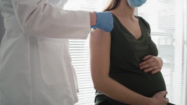 Doktor Nanáší Náplast Paži Těhotné Bělošky Hned Vakcinaci Snímek Red — Stock video