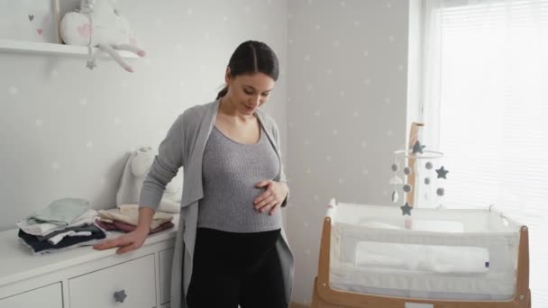 Mujer Caucásica Pensativa Embarazo Avanzado Pie Habitación Del Bebé Lado — Vídeo de stock