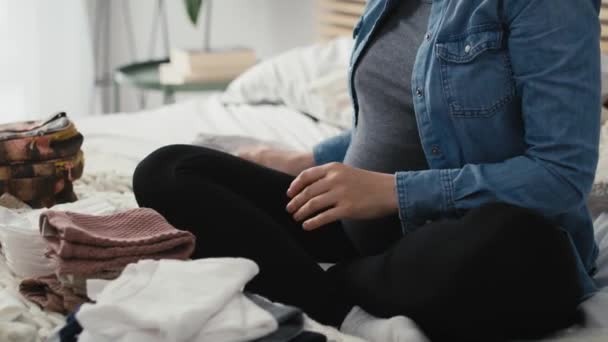 Mulher Caucasiana Gravidez Avançada Sentado Cama Dobrar Roupas Bebê Para — Vídeo de Stock