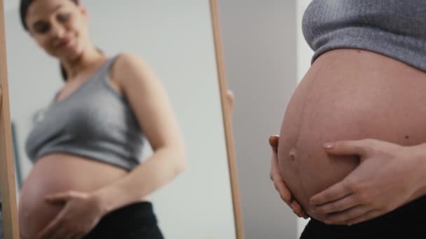 Donna Caucasica Gravidanza Avanzata Che Guarda Allo Specchio Girato Con — Video Stock