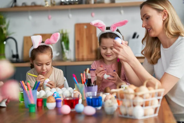 Fröhliche Kaukasische Mutter Und Töchter Schmücken Ostereier Der Heimischen Küche — Stockfoto