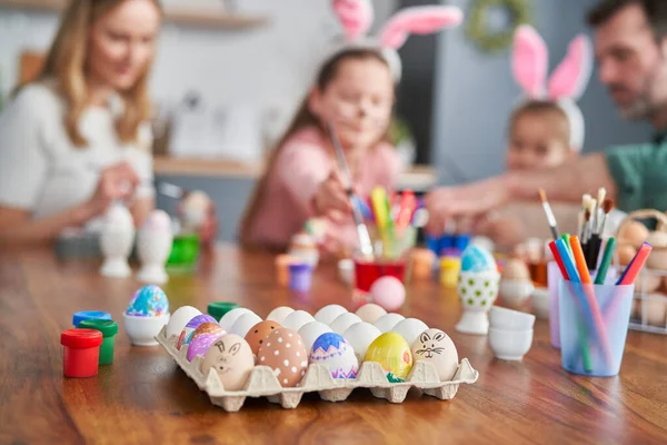 Barevné Velikonoční Vajíčka Popředí Rodina Pozadí — Stock fotografie