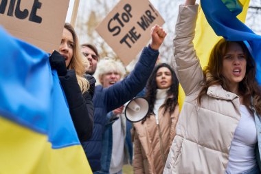 Ukrayna savaşına karşı tezahürat yapan bir grup Kafkas genci