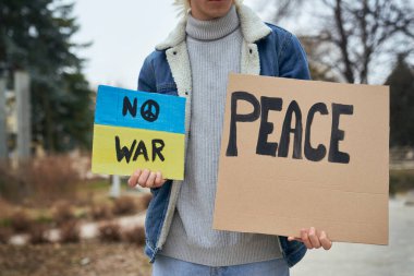 Kartonunda manifestolar olan tanınmayan bir adam.