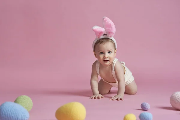 穿着兔子服装的爬行小宝宝的画像 — 图库照片
