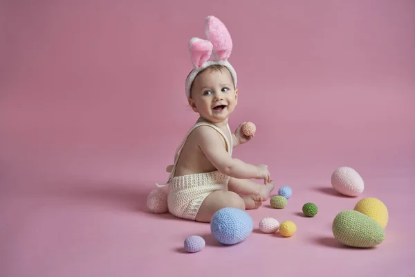 Cute Little Baby Noszenie Kostium Królika Patrząc Daleko — Zdjęcie stockowe