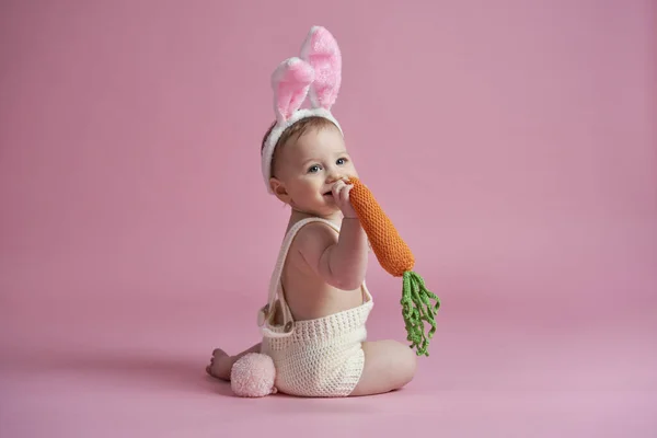 Liten Baby Bär Kanin Kostym Äta Morot — Stockfoto