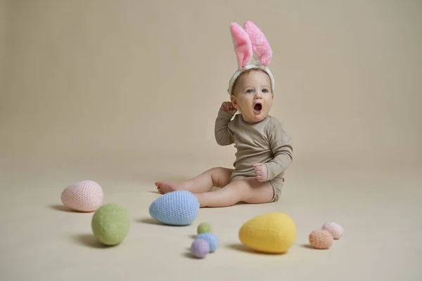 Sorprendido Bebé Con Orejas Conejito Sentado Estudio Tiro —  Fotos de Stock