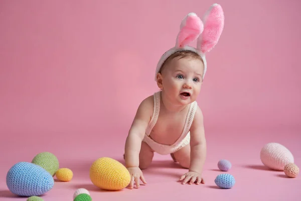 Krypande Liten Baby Bär Kanin Kostym Studio Skott — Stockfoto