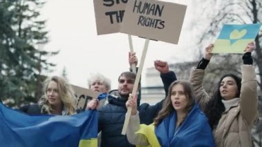 Ukrayna savaşına karşı tezahürat yapan bir grup Kafkas genci. 8K 'da kırmızı helyum kamerayla çekildi.. 