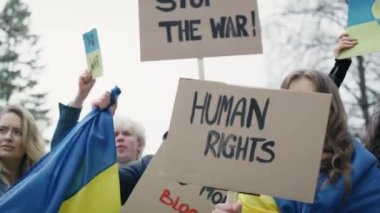 Ukrayna savaşına karşı tezahürat yapan bir grup Kafkas genci. 8K 'da kırmızı helyum kamerayla çekildi.. 