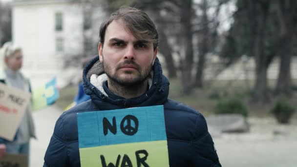 Jeune Homme Caucasien Debout Avec Bannière Manifeste Sur Carton Tourné — Video