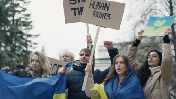 Grupa Młodych Białoruskich Ludzi Manifestująca Się Przeciwko Wojnie Ukraińskiej Nakręcony — Wideo stockowe