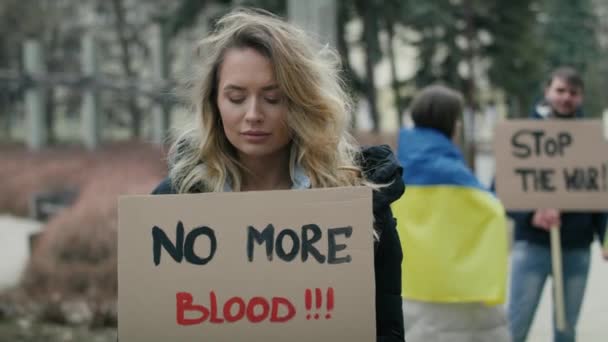 Женщина Перед Группой Молодых Кавказских Людей Выступающих Против Войны Украине — стоковое видео