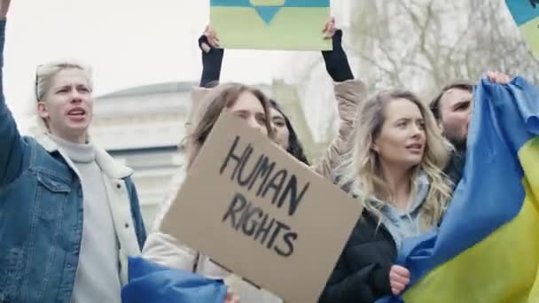 Gruppe Junger Kaukasier Die Gegen Den Krieg Der Ukraine Demonstrieren — Stockvideo