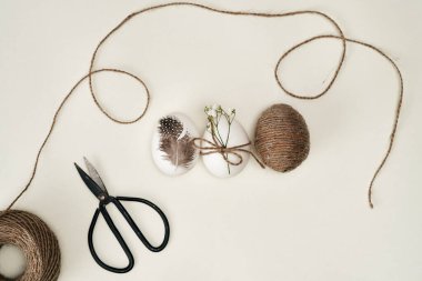 Parlak arkaplanda paskalya yumurtaları. 