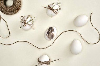 Parlak arkaplanda paskalya yumurtaları. 