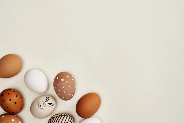 Direkt Über Dem Schuss Natürlicher Eier Auf Dem Hellen Hintergrund — Stockfoto