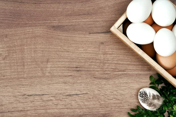 Direkt Über Dem Schuss Natürlicher Eier Auf Dem Holztisch — Stockfoto