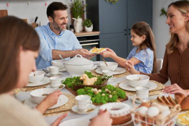 Paskalya yemeğinde aile tabağını yumurtayla paylaşırız.
