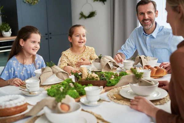 Paskalya Masasında Kutlama Yapan Dört Kişilik Beyaz Bir Aile — Stok fotoğraf