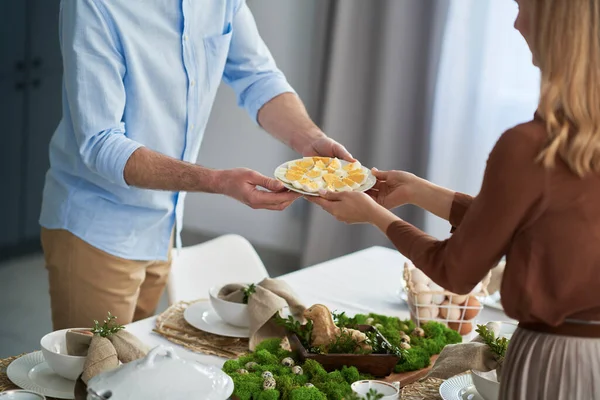 Pessoas Irreconhecíveis Compartilhando Com Ovo Durante Jantar Páscoa — Fotografia de Stock