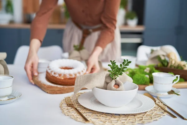 Mains Femme Méconnaissable Mettant Table Avec Gâteau Pâques — Photo